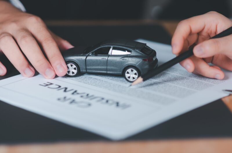 photo montrant la signature d'un contrat pour illustrer La location de voiture entre particuliers  en France 