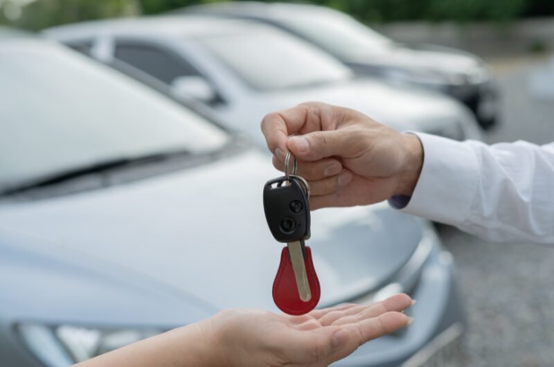 photo montrant un échange de clé La location de voiture entre particuliers France